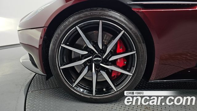Astonmartin DB11 4.0 V8 Coupe — пробег 8 254 км
