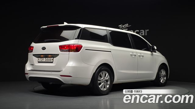Kia Carnival 11-seater Deluxe — пробег 87 965 км — фото 2 из 5