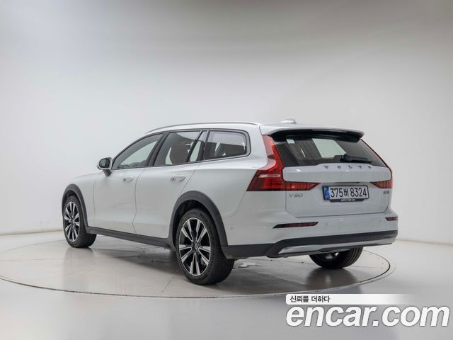 Volvo V60 B5 Ultra AWD — пробег 5 864 км — фото 4 из 5