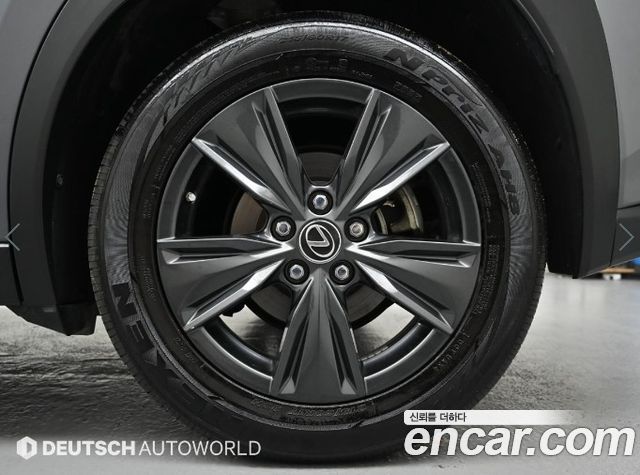 Lexus UX 2.0 2WD — пробег 96689 км