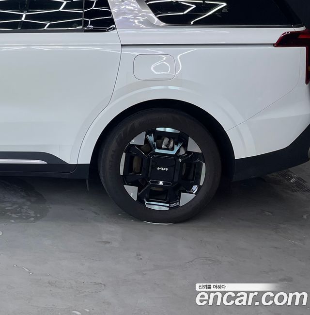 Kia Carnival HEV 9seater Signature — пробег 31500 км
