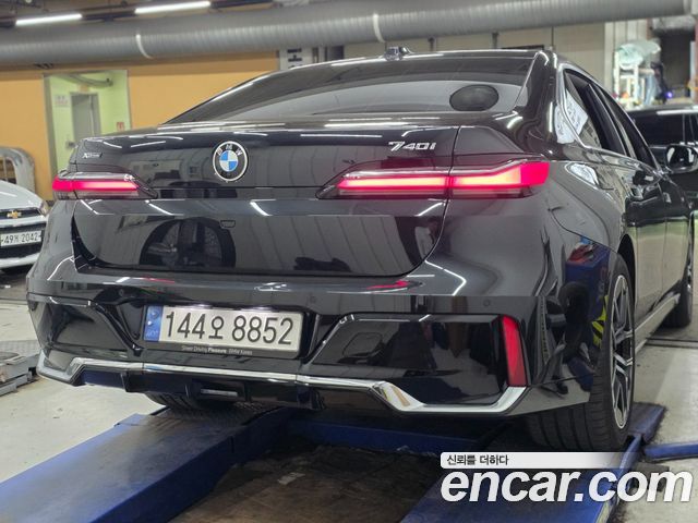 BMW 7-Series 740i xDrive M Sport — пробег 8563 км
