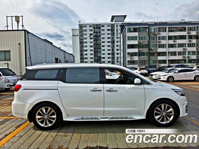 Kia Carnival 9-Seater Noblesse Special — пробег 67000 км
