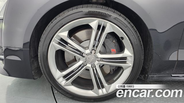 Audi S8 4.0 TFSI quattro D4 — пробег 137 743 км
