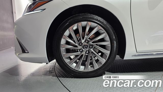 Lexus ES Luxury Plus — пробег 5 040 км — фото 5 из 5