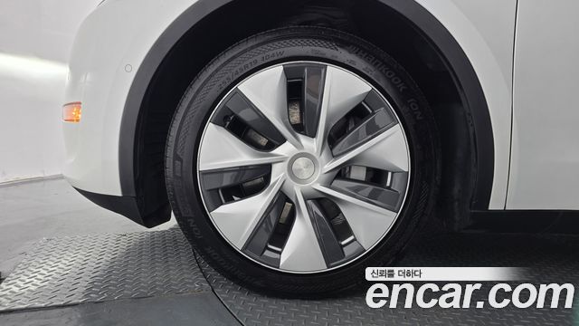 Tesla Model Y Standard Range RWD — пробег 75 078 км — фото 5 из 5