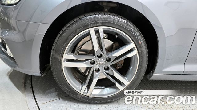 Audi A4 40 TFSI Premium — пробег 85 936 км