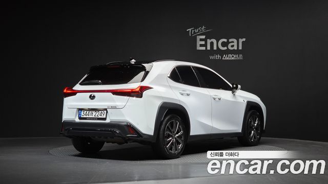 Lexus UX 2.0 F-Sport 2WD — пробег 44703 км