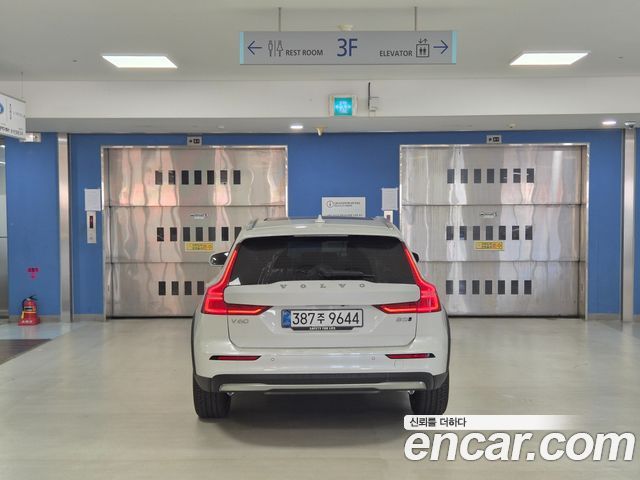 Volvo V60 B5 Ultra AWD — пробег 7 968 км — фото 4 из 5