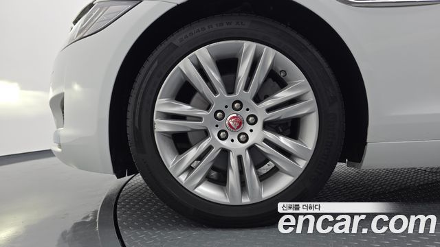 Jaguar XF 20d Portfolio AWD — пробег 92 044 км