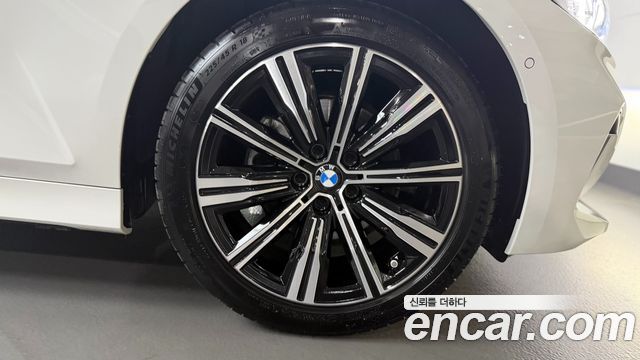 BMW 3-Series 320i — пробег 9393 км