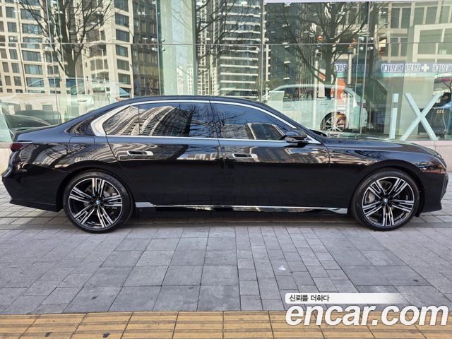 BMW 7-Series 750e xDrive M Sport — пробег 3 980 км — фото 2 из 5