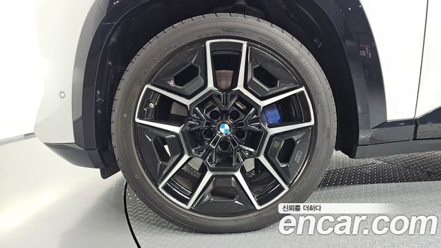 BMW XM 4.4 — пробег 30 218 км — фото 5 из 5