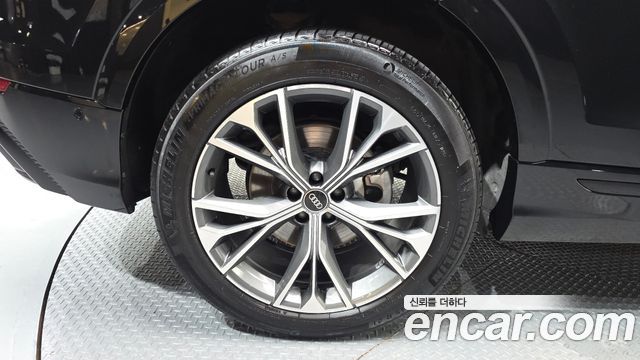 Audi Q8 55 TFSI Quattro Premium — пробег 103 812 км