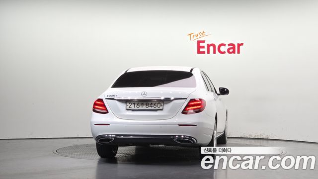 Mercedes-Benz E-Class E220d Avantgarde — пробег 179 385 км — фото 4 из 5