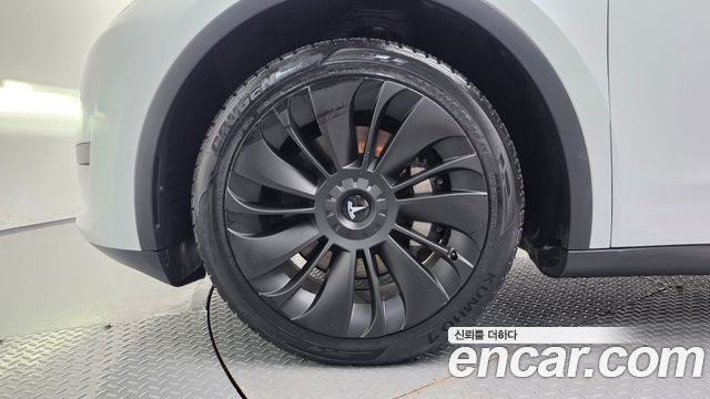 Tesla Model Y RWD — пробег 72 624 км — фото 5 из 5