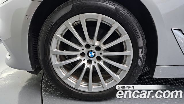 BMW 5-Series 520i Luxury — пробег 33 841 км