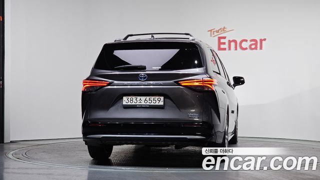 Toyota Sienna 2.5 Hybrid 2WD — пробег 68 753 км