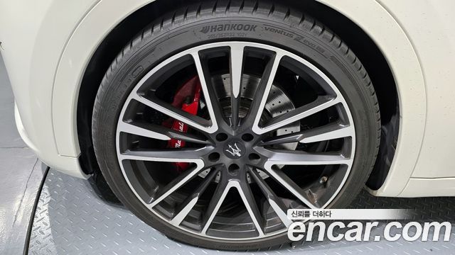 Maserati Levante из Кореи Encar