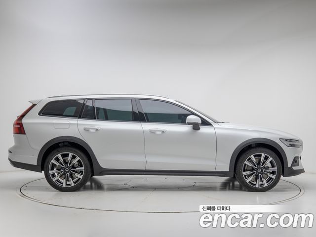 Volvo V60 B5 Ultra AWD — пробег 2 448 км — фото 3 из 5