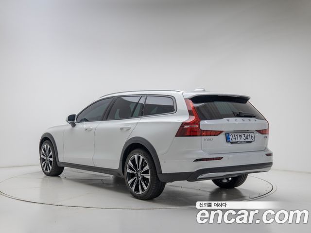 Volvo V60 B5 Ultra AWD — пробег 2 448 км — фото 4 из 5