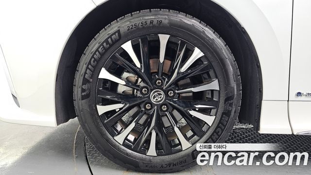 Toyota Alphard 2.5 HEV Executive AWD — пробег 21 180 км