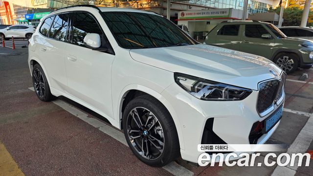 BMW iX1 xDrive 30 M Sport — пробег 4 034 км — фото 4 из 5