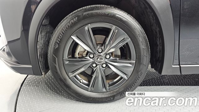 Lexus UX 2.0 2WD — пробег 38328 км