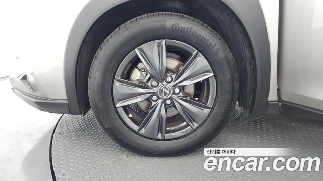 Lexus UX 2.0 2WD — пробег 44188 км