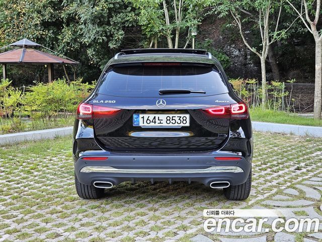 Mercedes-Benz GLA-Class GLA250 4MATIC — пробег 27383 км