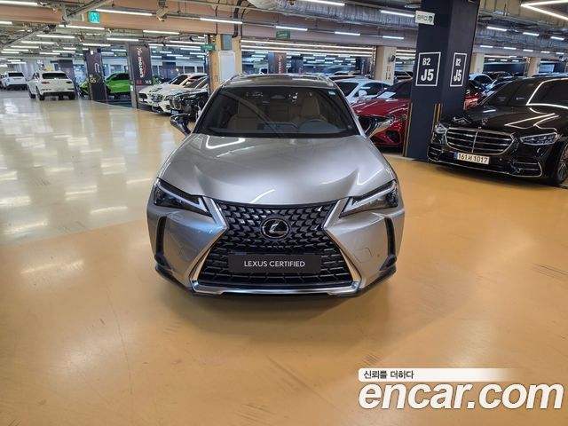 Lexus UX 2.0 2WD — пробег 5095 км