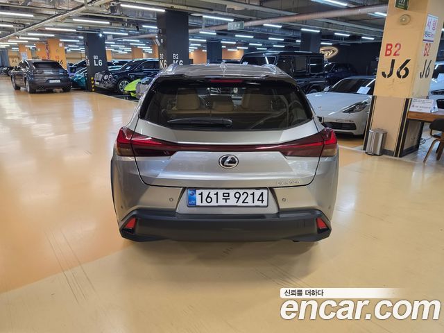 Lexus UX 2.0 2WD — пробег 5095 км