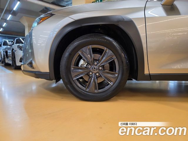 Lexus UX 2.0 2WD — пробег 5095 км