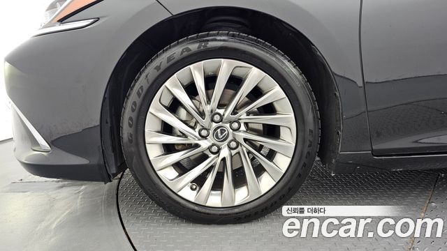 Lexus ES Luxury Plus — пробег 70308 км