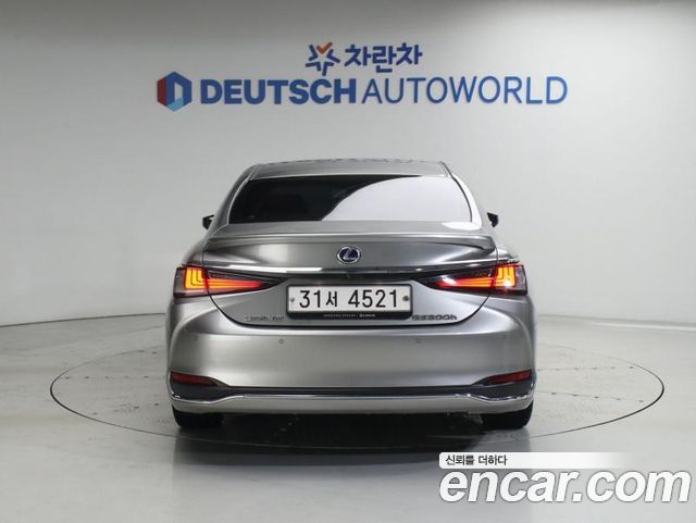 Lexus ES Luxury Plus 2019 — пробег 177 552 км