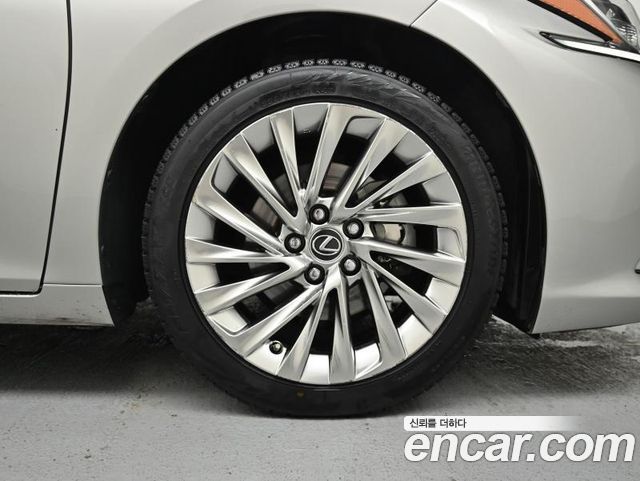 Lexus ES Luxury Plus 2019 — пробег 177 552 км