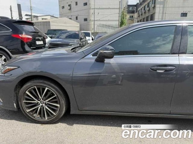 Lexus ES Luxury 2021 — пробег 15 040 км