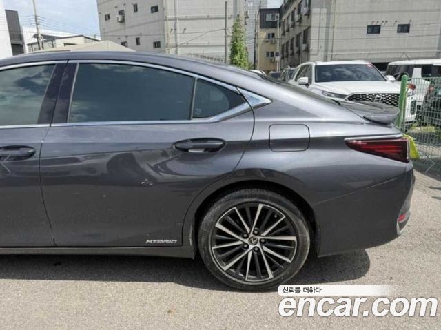 Lexus ES Luxury 2021 — пробег 15 040 км