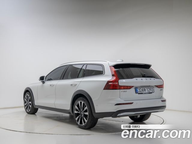 Volvo V60 B5 Ultra AWD — пробег 20 610 км — фото 4 из 5