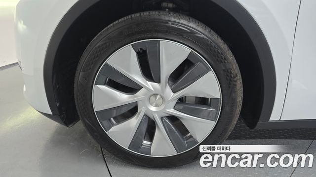 Tesla Model Y RWD — пробег 28 692 км — фото 5 из 5
