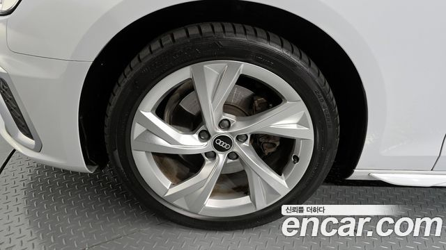 Audi A4 40 TFSI Premium — пробег 30 976 км