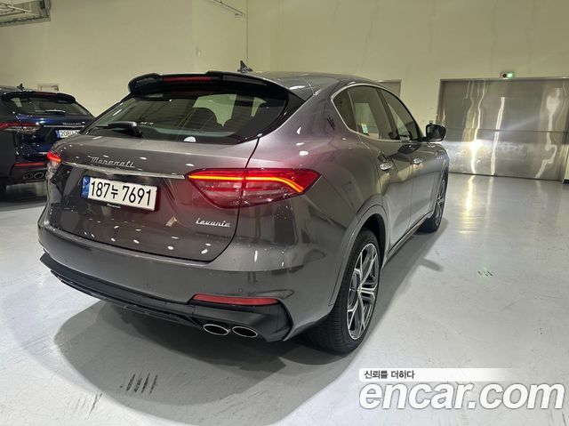 Maserati Levante из Кореи Encar