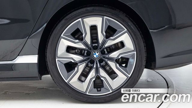 BMW i7 xDrive 60 Design Pure Excellence — пробег 48 500 км — фото 5 из 5