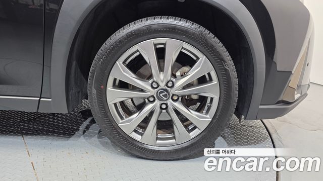 Lexus UX 2.0 F-Sport 2WD — пробег 65754 км