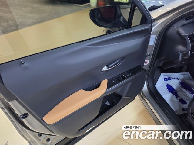 Lexus UX 2.0 2WD — пробег 11274 км