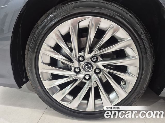 Lexus ES Luxury Plus — пробег 5874 км