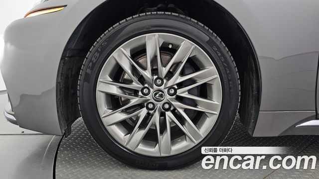 Lexus LS 3.5 Luxury AWD — пробег 72 225 км