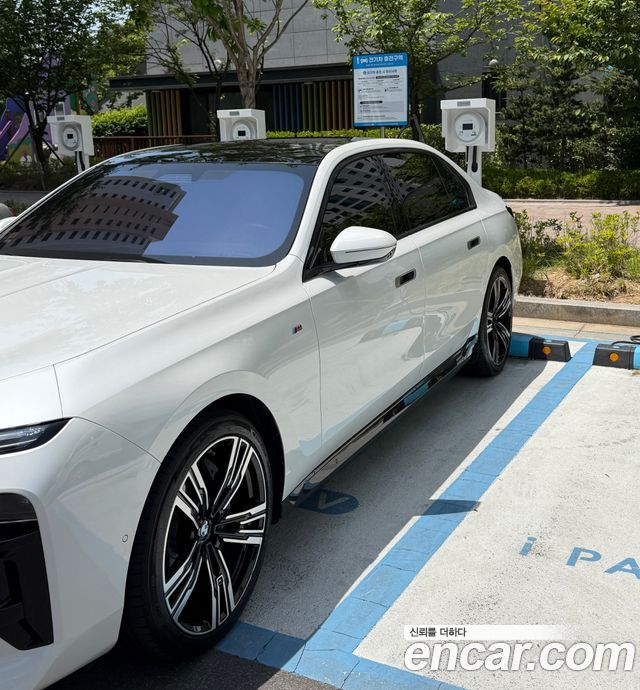 BMW i7 xDrive 60 M sport — пробег 38 000 км — фото 4 из 5