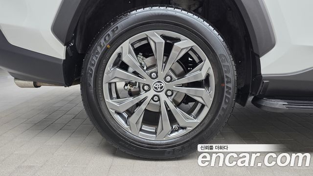 Toyota RAV4 2.5 2WD Hybrid XLE — пробег 19 915 км