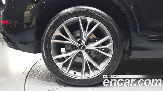 Audi Q8 55 TFSI Quattro Premium — пробег 80 385 км